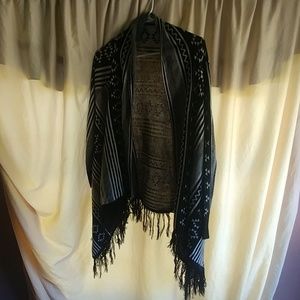 Relativity black and cream Aztec printed wrap.